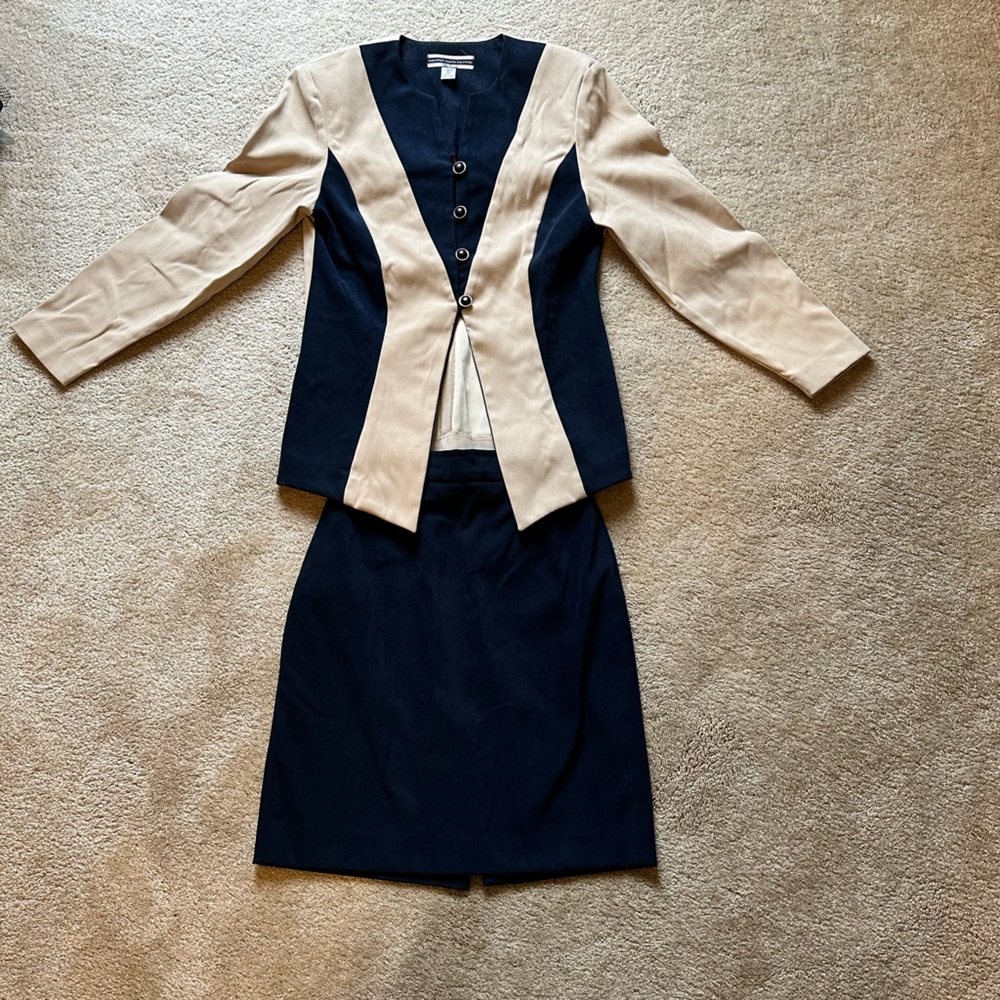 Vintage Amanda Smith Navy/Tan Skirt and Jacket Suit. Size 6 Petite.